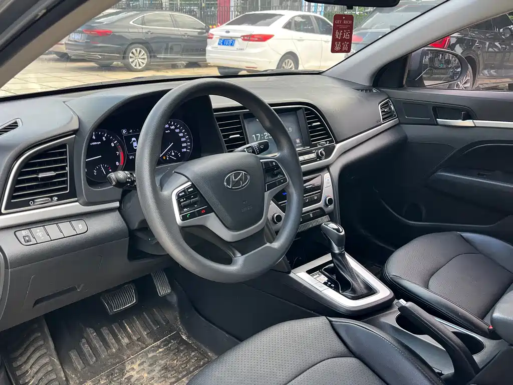 Hyundai Elantra 2018 — фото 16