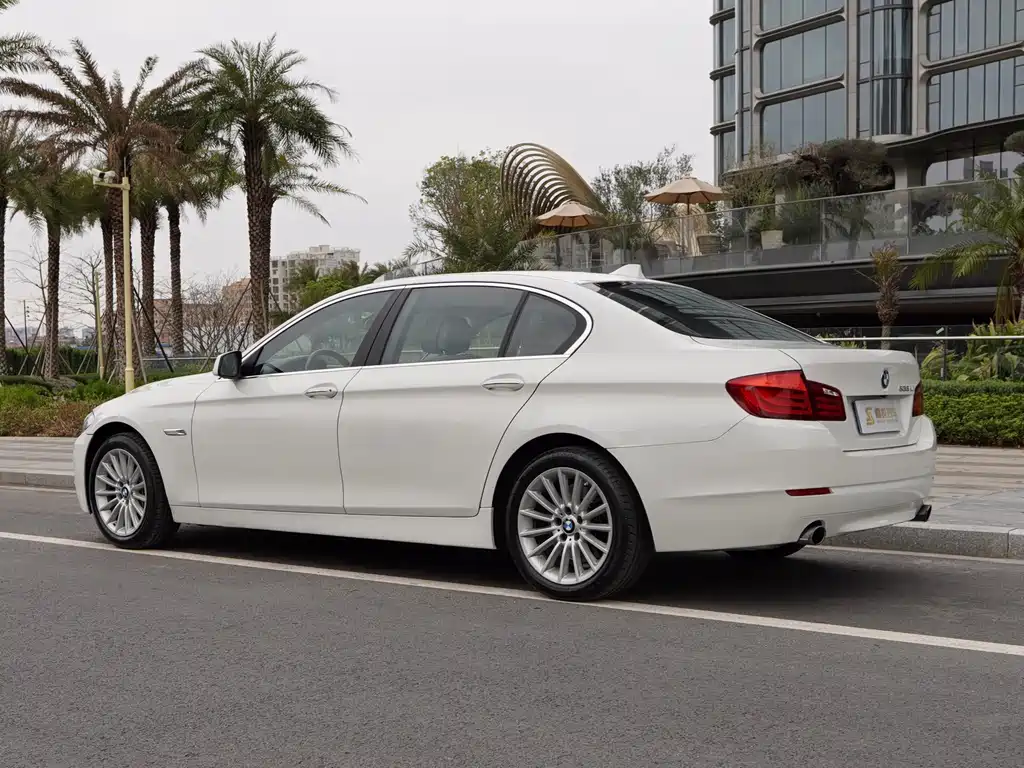 BMW 5 Series 2012 — фото 11