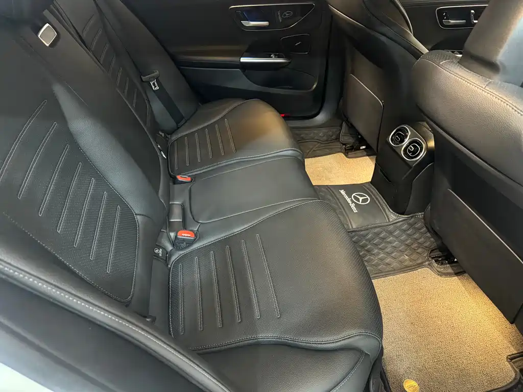 Mercedes-Benz C-Class 2023 — фото 9