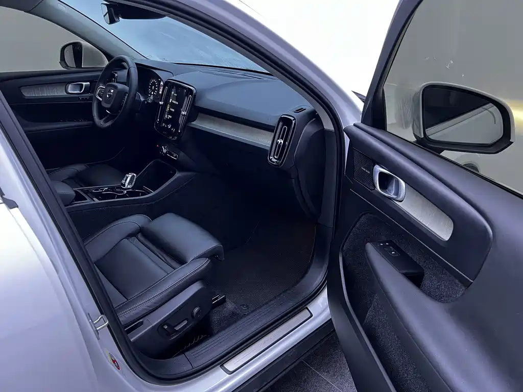 Volvo XC40 2020 — фото 16