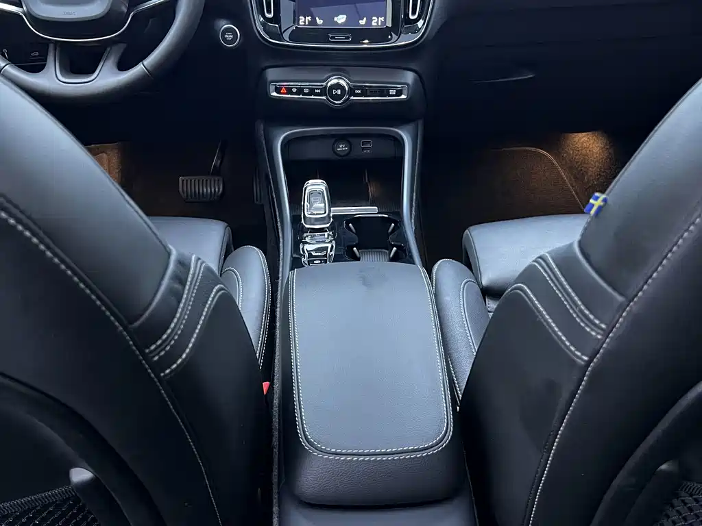 Volvo XC40 2020 — фото 24