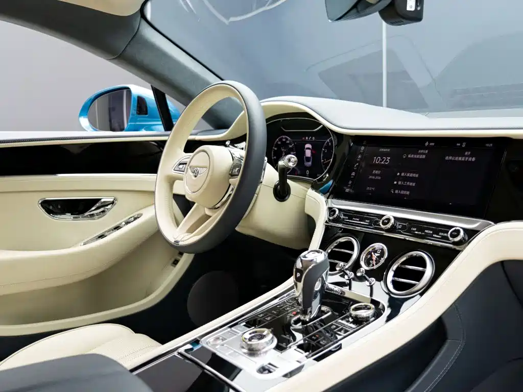 Bentley Continental 2024 — фото 17