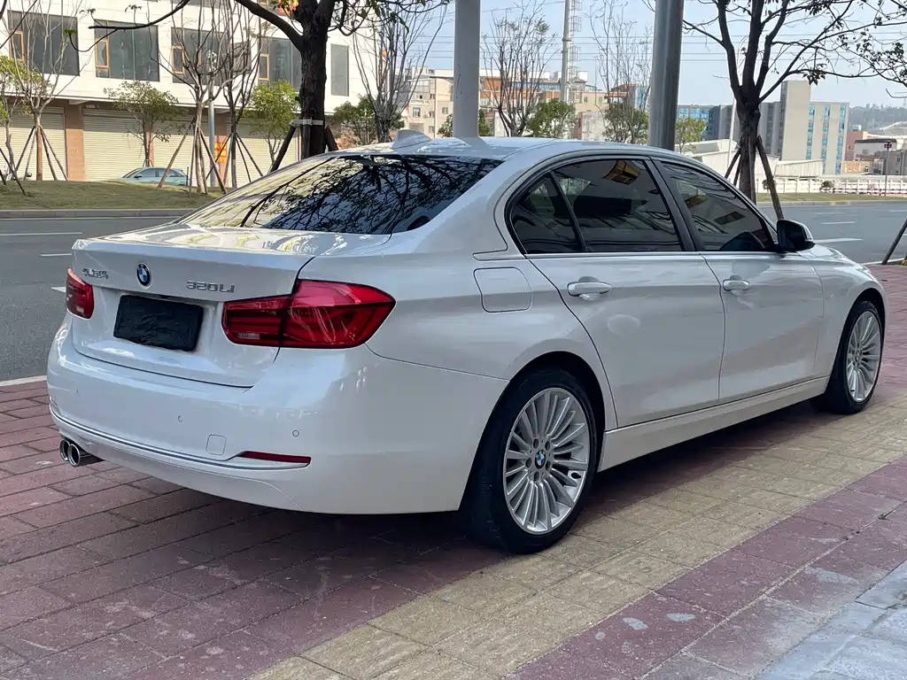 BMW 3 Series 2018 — фото 7