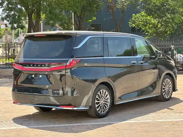 Lexus LM 2025