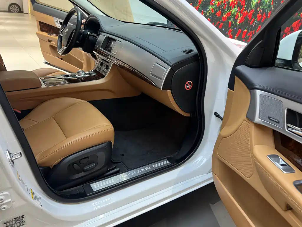 Jaguar XF 2015 — фото 13