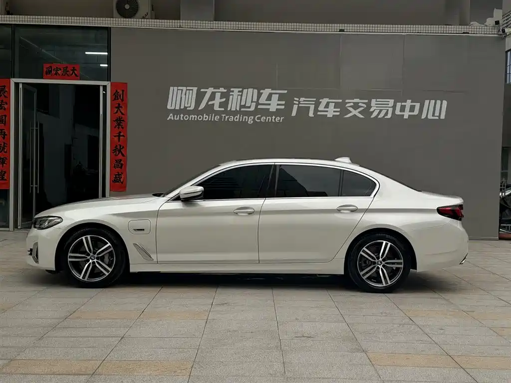 BMW 5 Series New Energy 2022 — фото 22