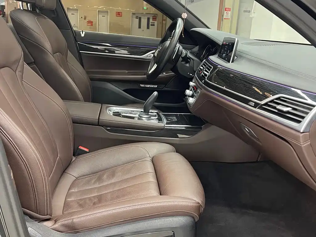 BMW 7 Series 2018 — фото 12