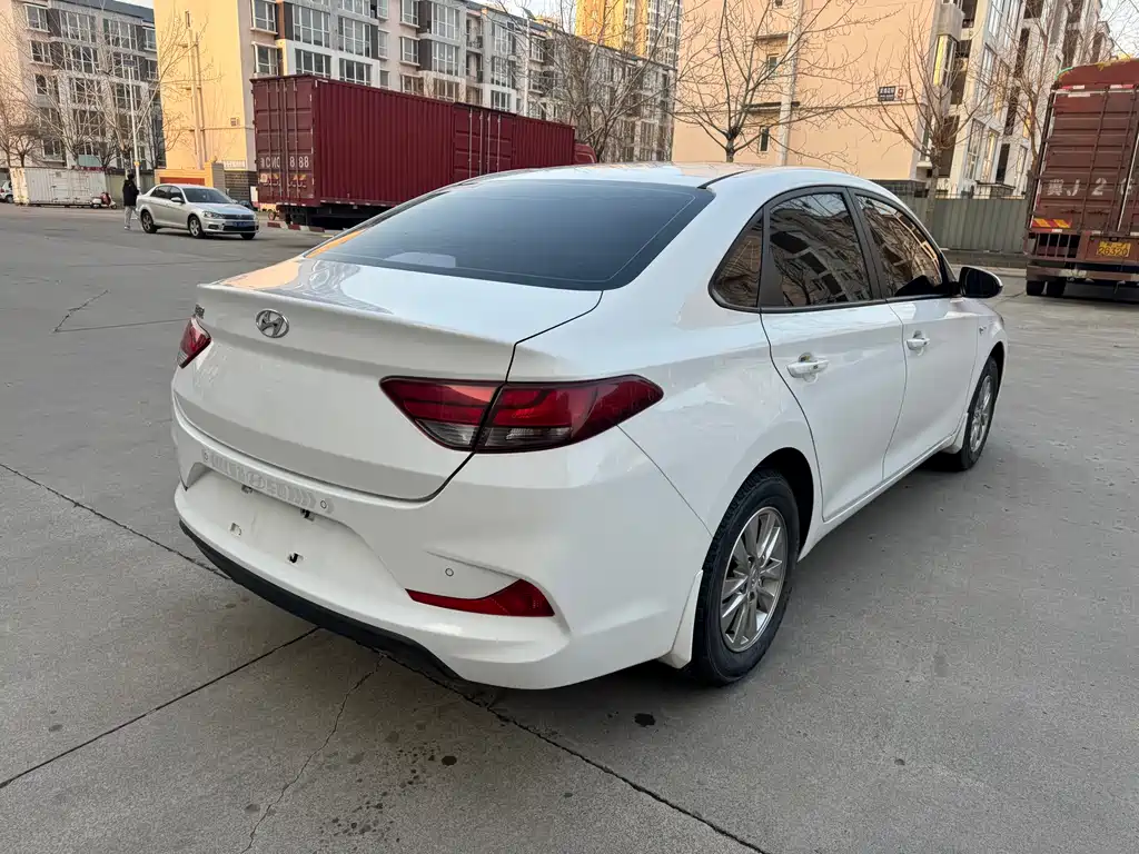 Hyundai Elantra 2021 — фото 15