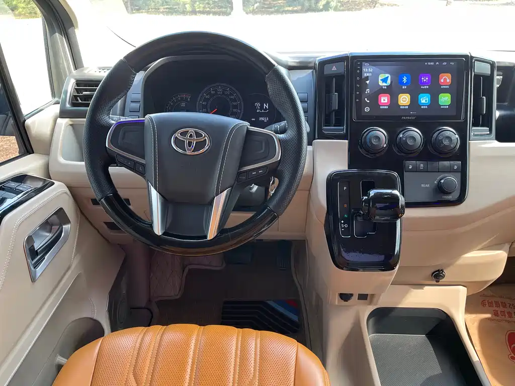 Toyota Hiace 2023 — фото 16