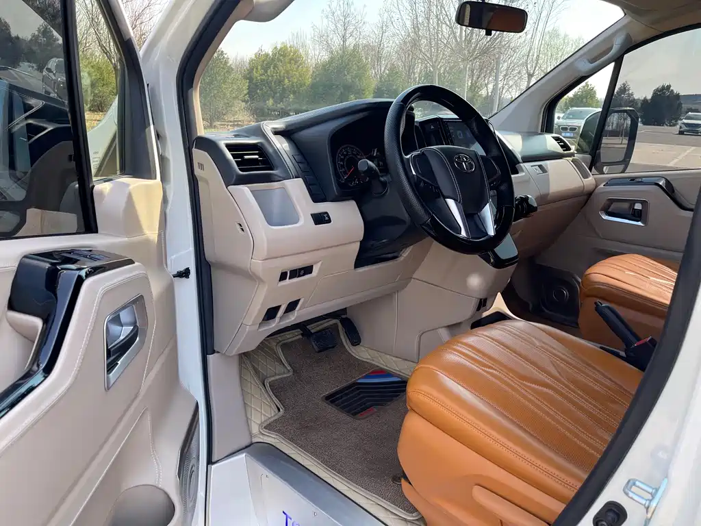 Toyota Hiace 2023 — фото 4