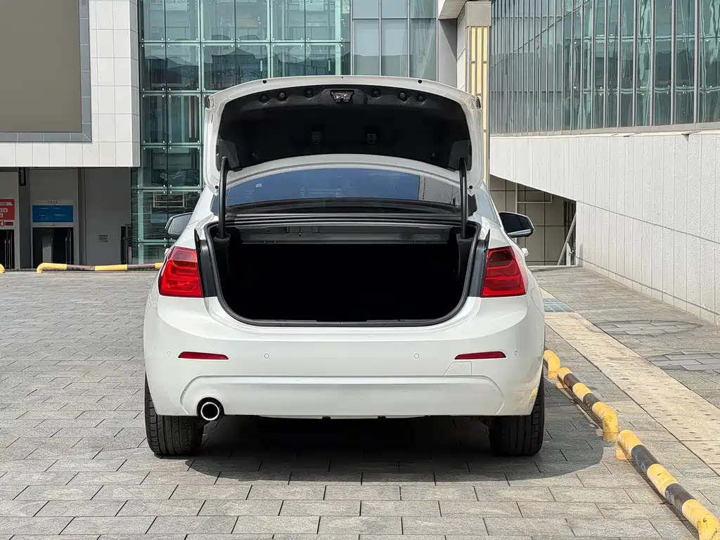 BMW 1 Series 2018 — фото 10
