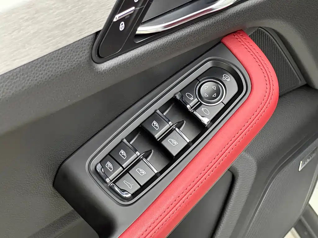 Porsche Macan 2016 — фото 21