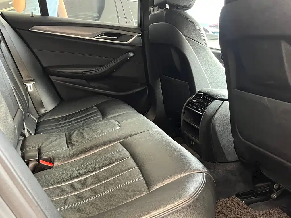 BMW 5 Series 2018 — фото 9