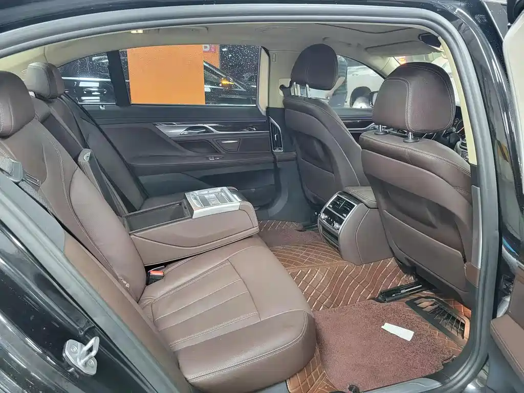 BMW 7 Series 2017 — фото 15