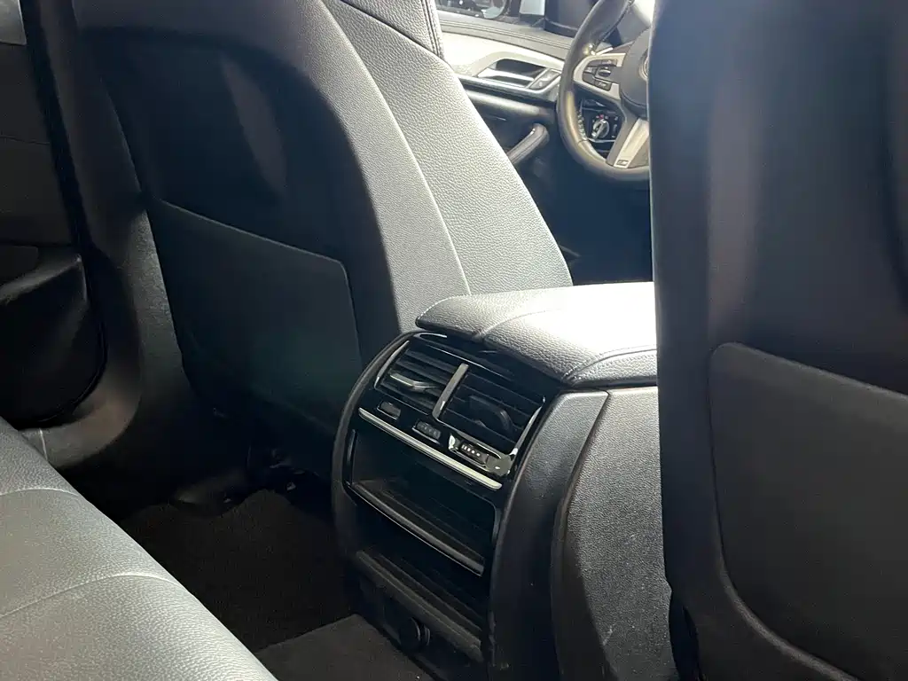 BMW 5 Series 2018 — фото 10