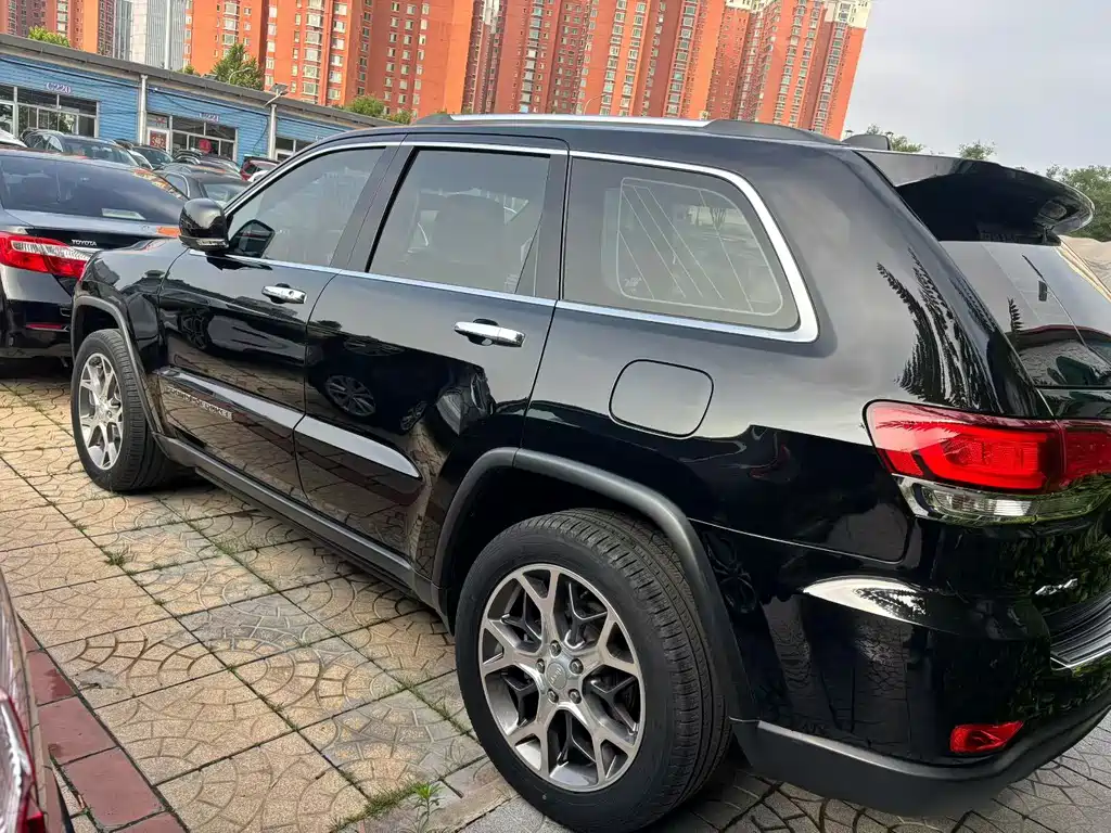 Jeep Grand Cherokee 2021 — фото 13
