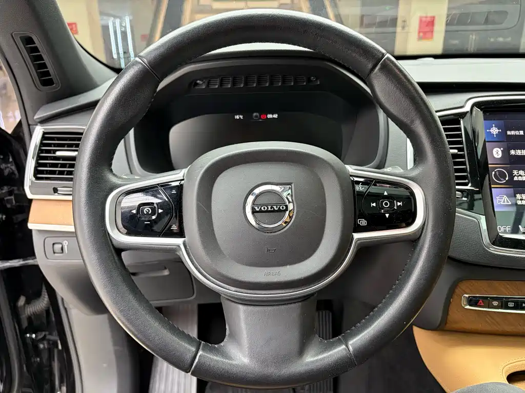 Volvo XC90 2018 — фото 11