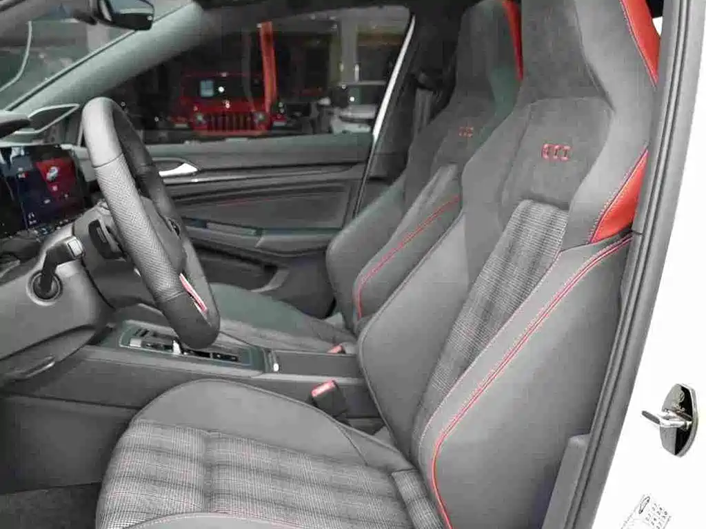 Volkswagen Golf GTI 2022 — фото 11