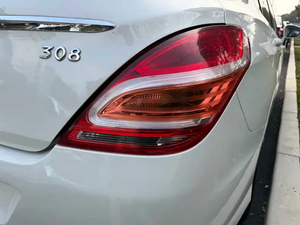 Peugeot 308 2014 — фото 17