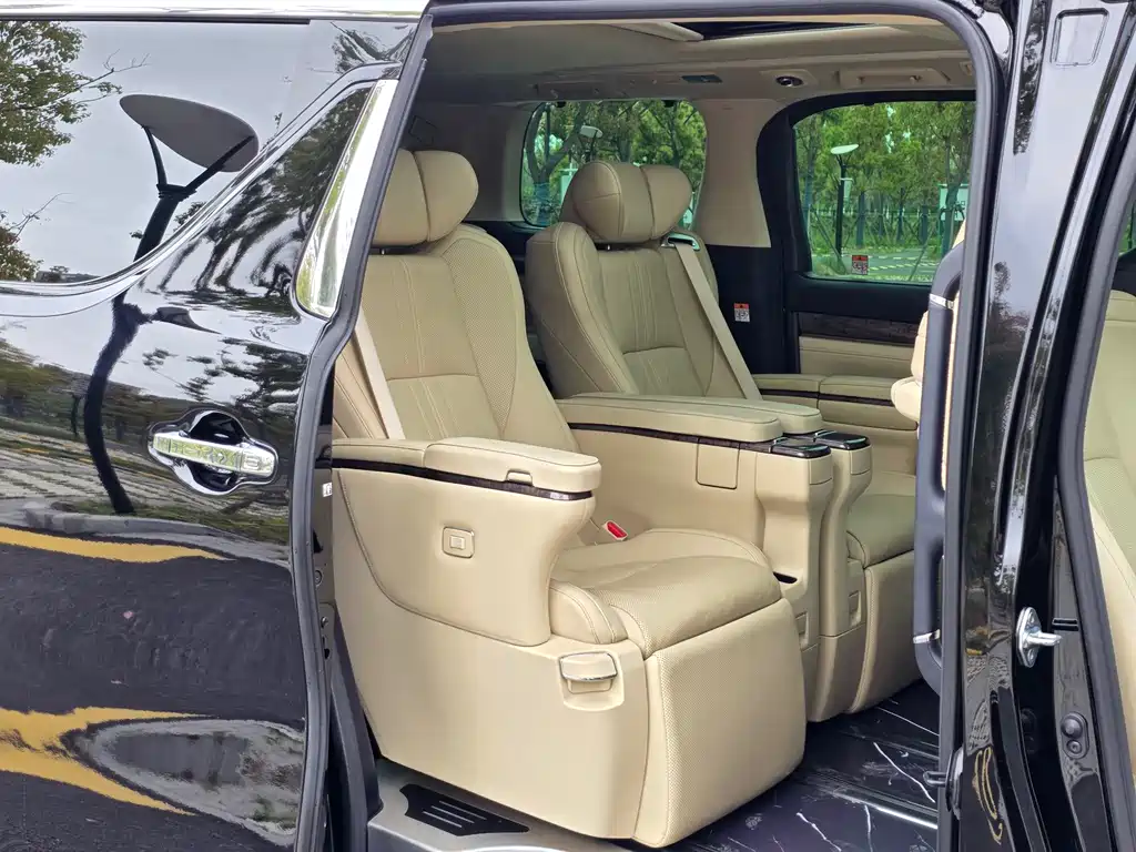 Toyota Alphard 2023 — фото 16