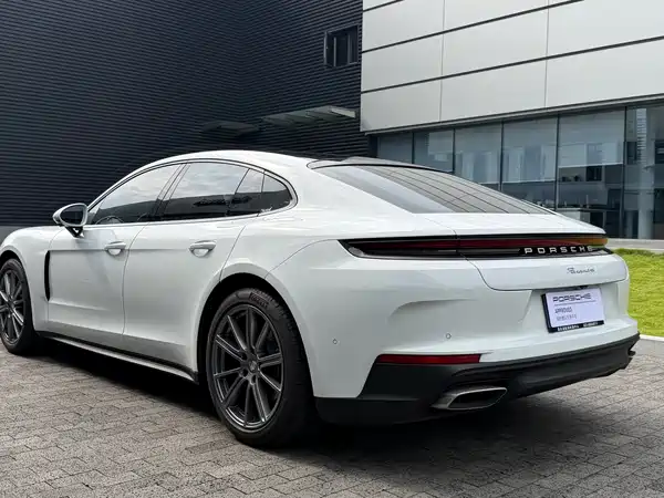 Porsche Panamera 2025