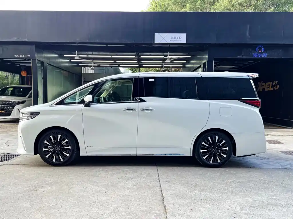 Toyota Alphard — фото 3
