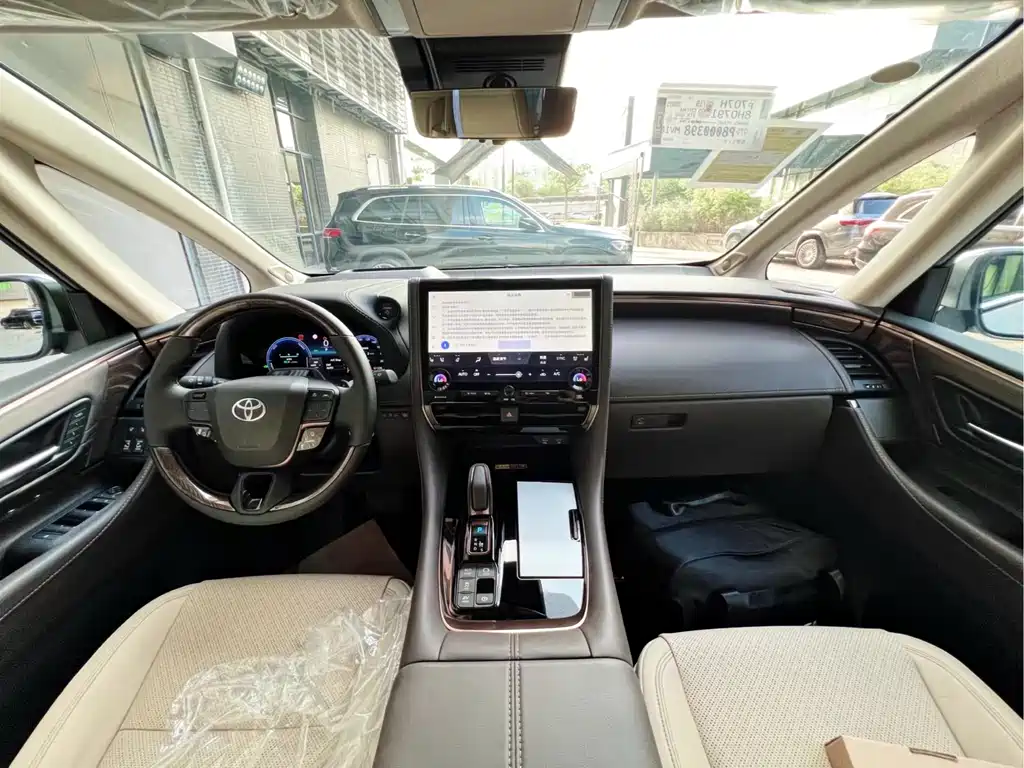 Toyota Alphard — фото 9