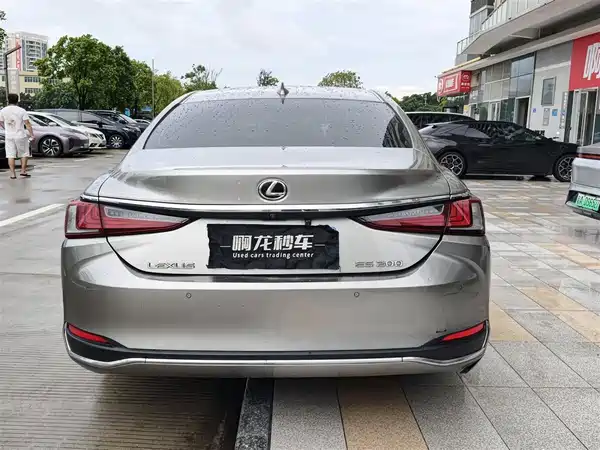 Lexus ES 2023