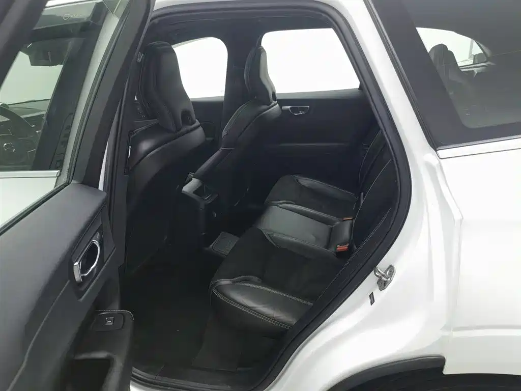 Volvo XC60 PHEV 2019 — фото 15
