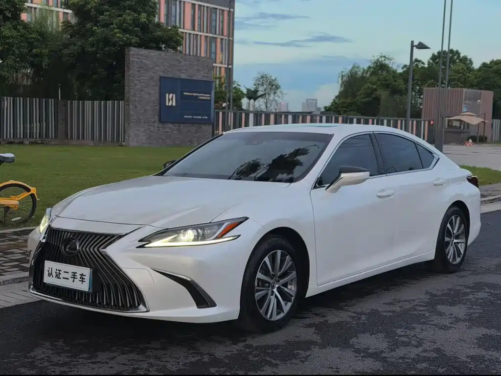 Lexus ES 2018 — фото 1