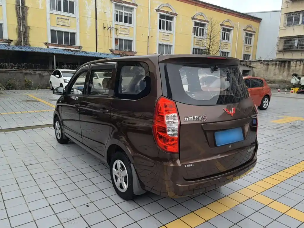 Wuling Hongguang 2015