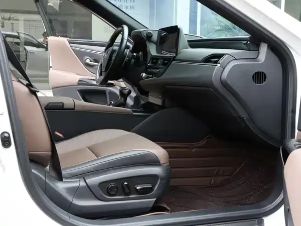 Lexus ES 2024