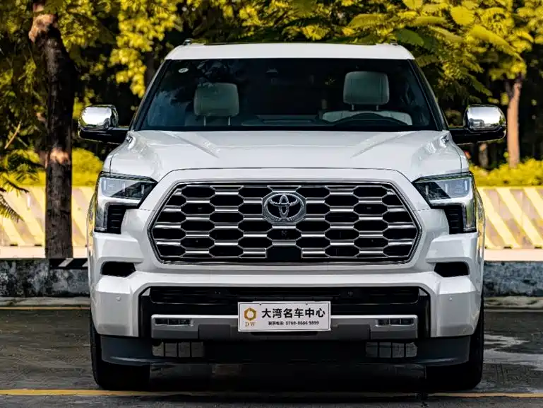 Toyota Sequoia — фото 2