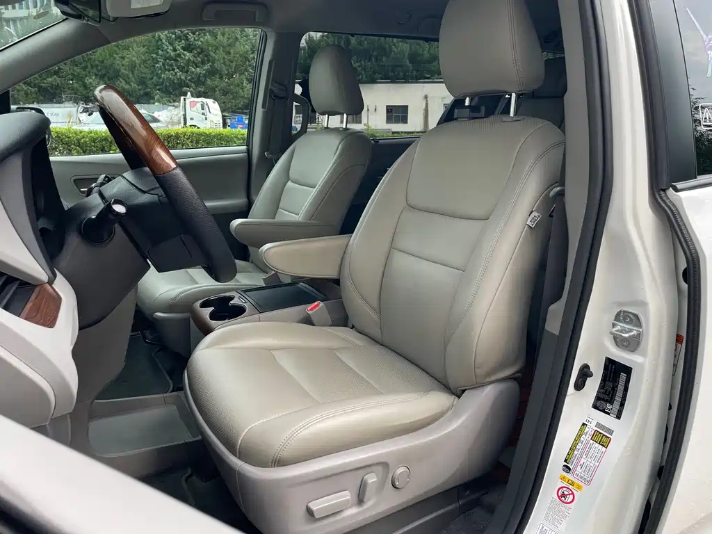 Toyota Sienna 2019 — фото 10