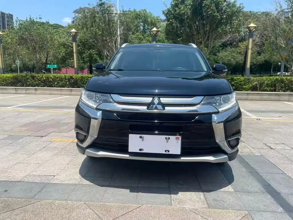 Mitsubishi Outlander 2017 — фото 2