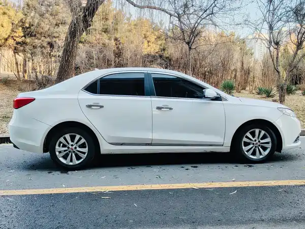 Roewe 360 2015