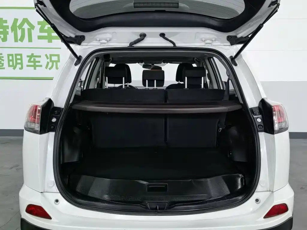 Toyota RAV4 2018 — фото 16