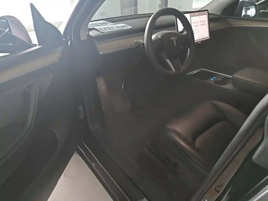 Tesla Model Y 2023 — фото 16