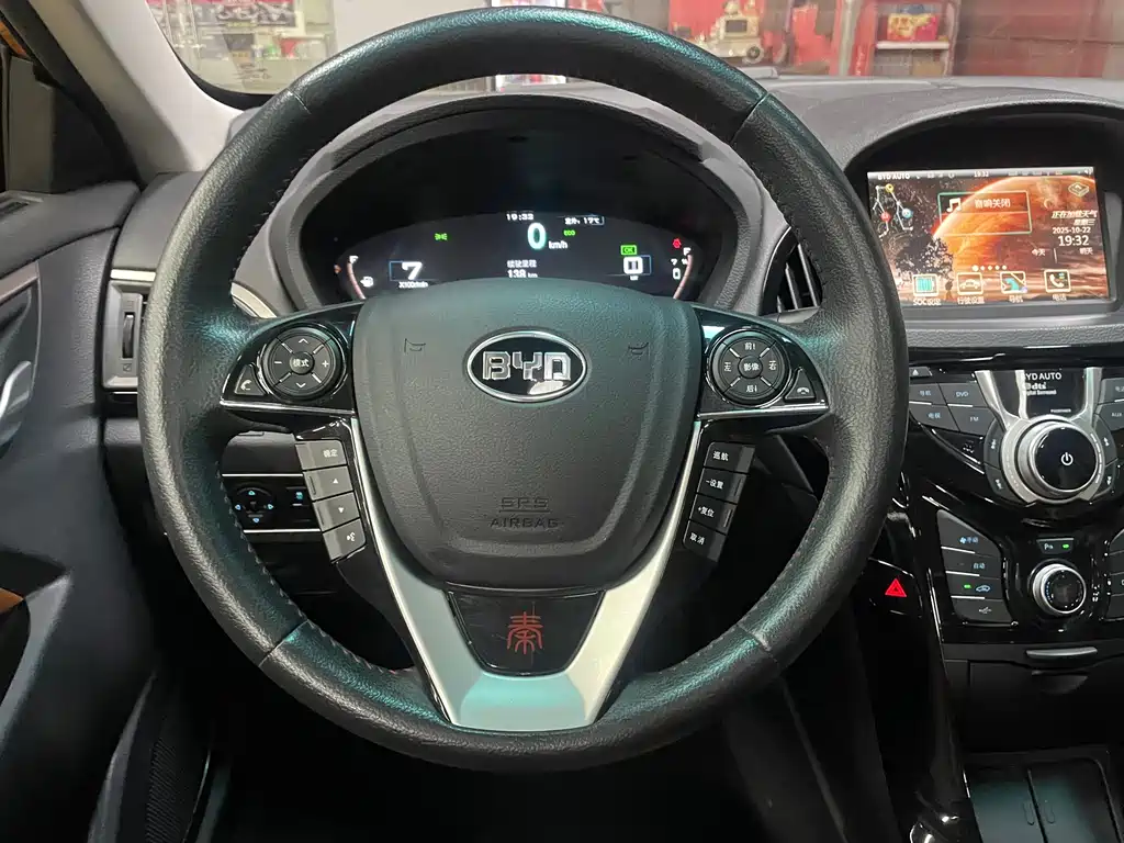 BYD Qin NEV 2015 — фото 12