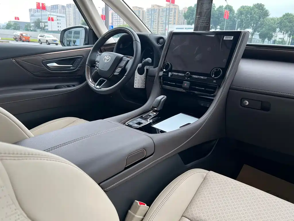 Toyota Alphard — фото 4