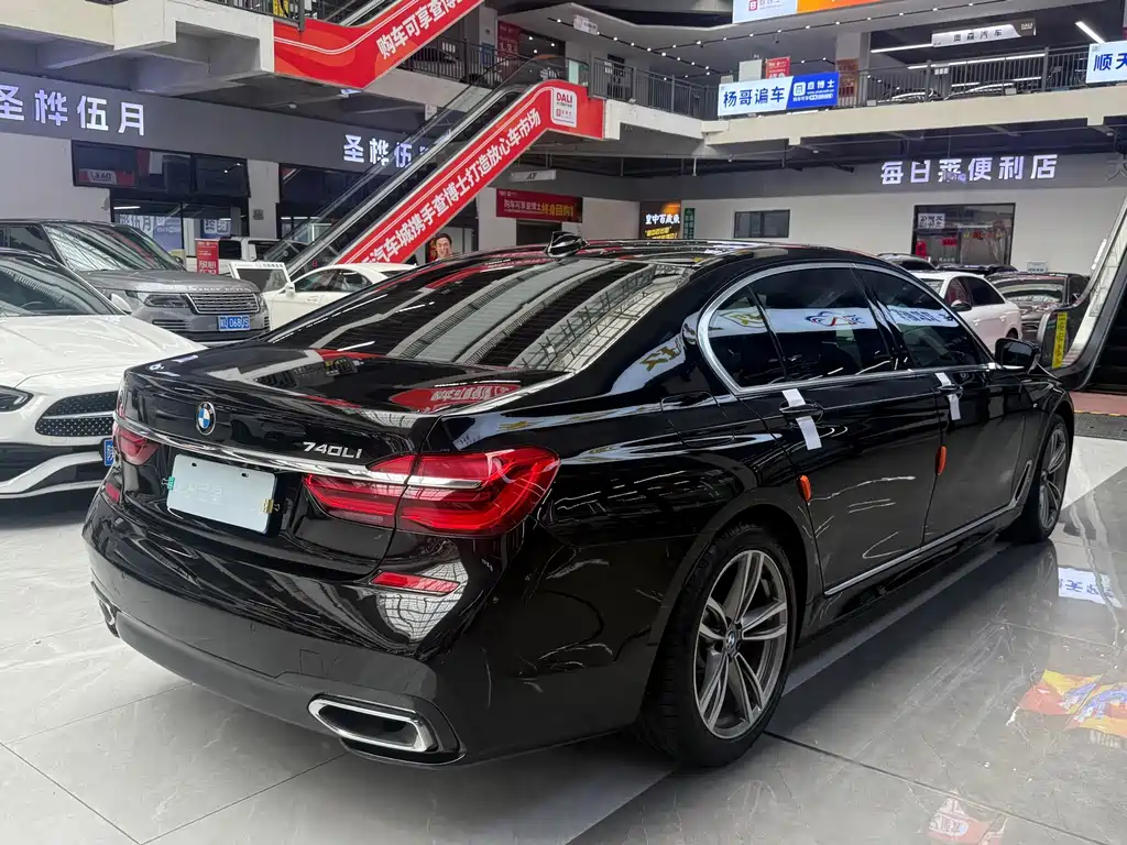 BMW 7 Series 2018 — фото 16