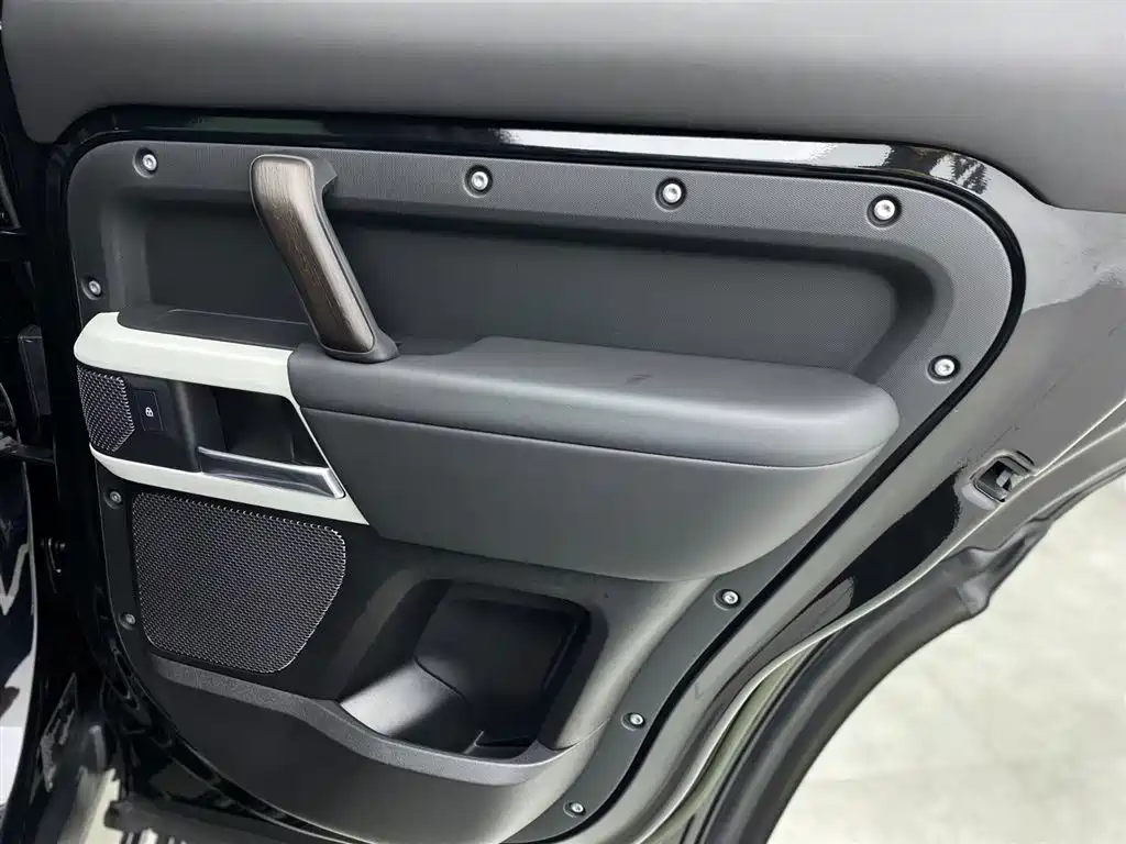Land Rover Defender 2023 — фото 24