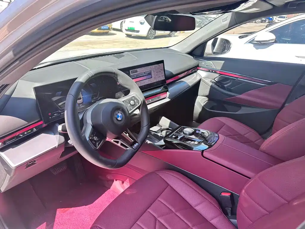 BMW 5 Series 2025 — фото 16