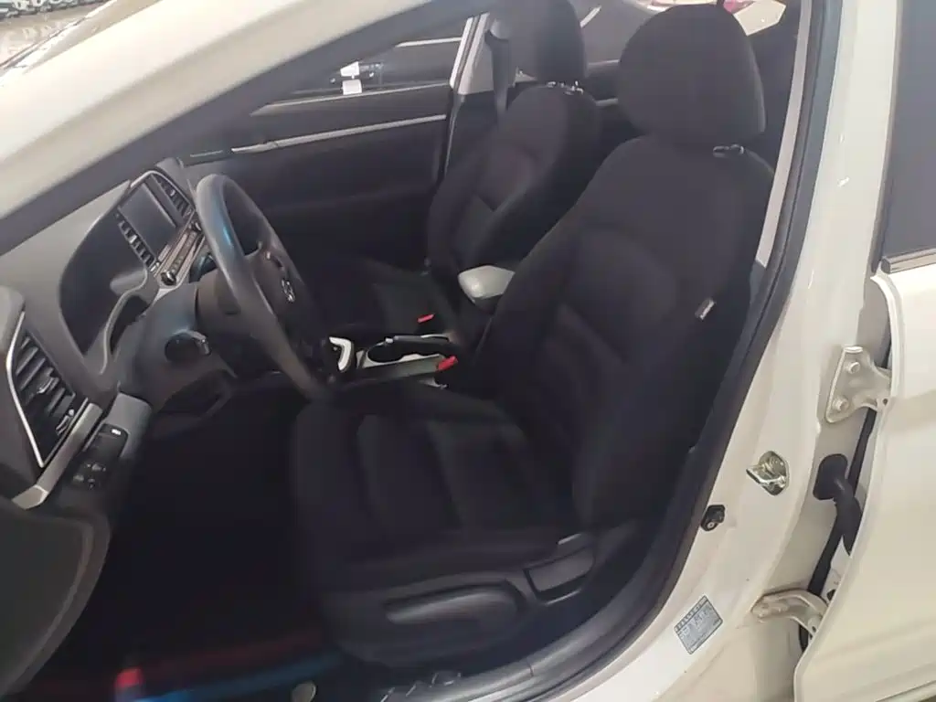 Hyundai Elantra 2019 — фото 15