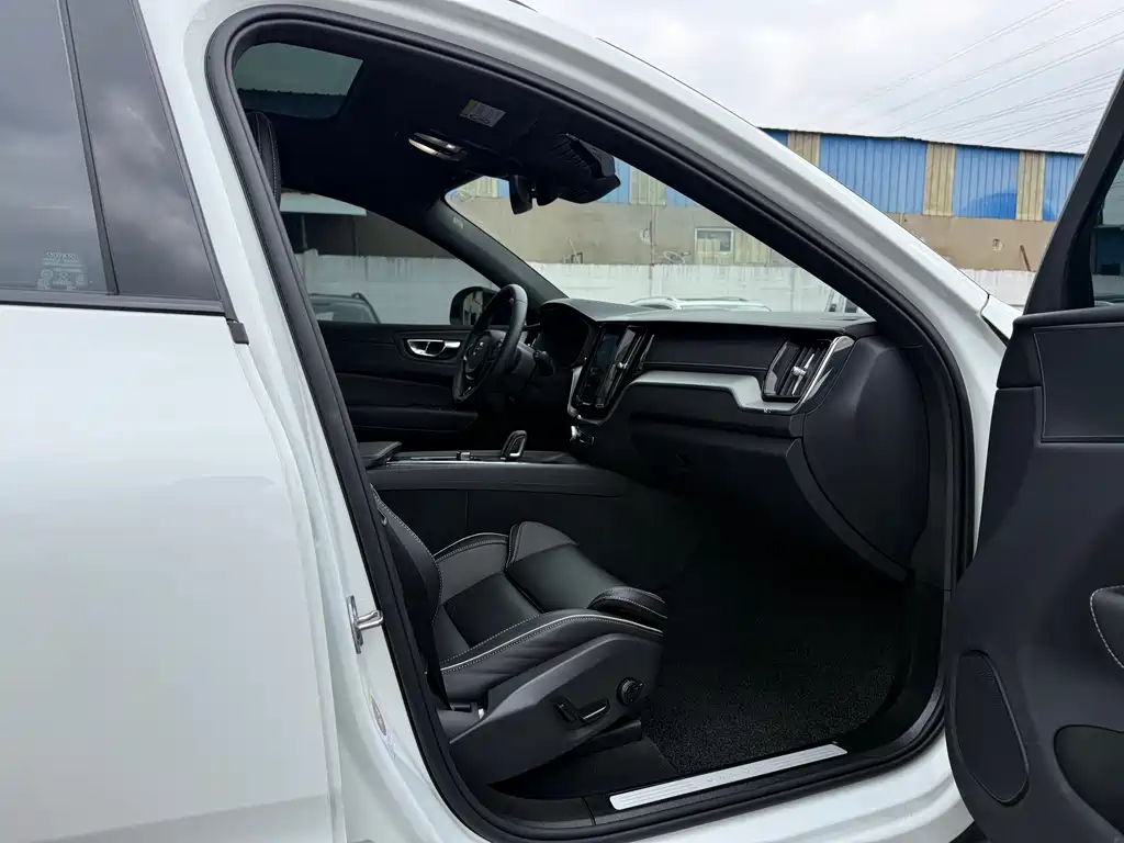 Volvo XC60 2022 — фото 16