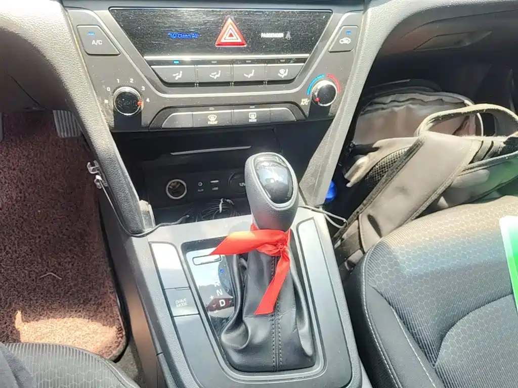 Hyundai Elantra 2017 — фото 13