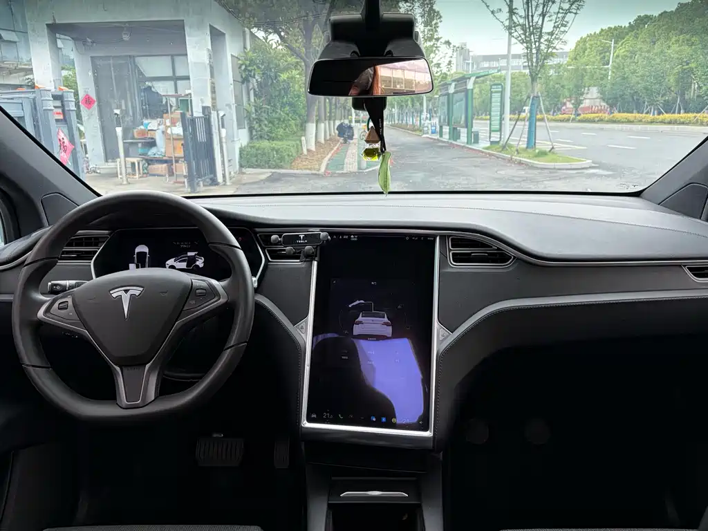 Tesla Model X 2018 — фото 6