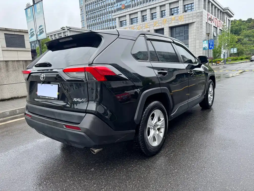 Toyota RAV4 2023 — фото 8
