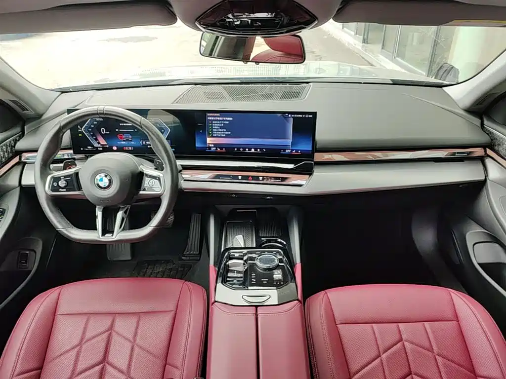 BMW 5 Series 2025 — фото 10