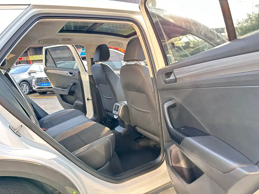 Volkswagen T-Roc 2022 — фото 9